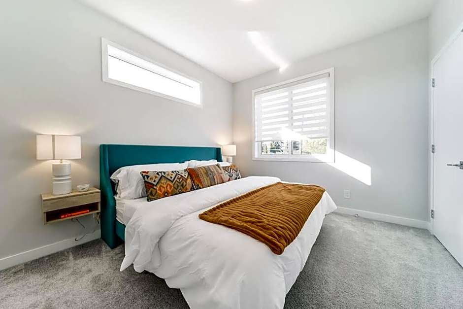 Modern Nordic Escape, 3BR Near WEM & DT, AirCon & Fireplace, Wifi, Sleeps 6!