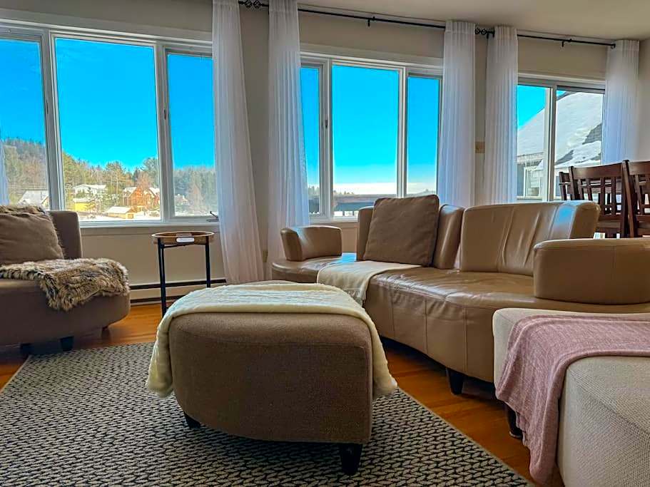 Lake retreat 5BR with SPA, watercraft and kids playground