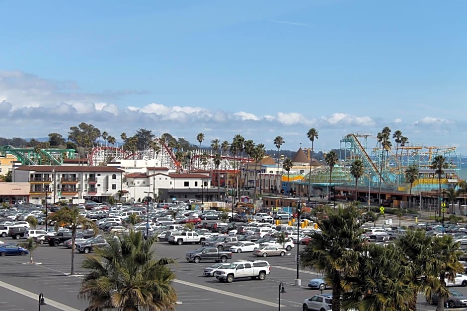 Fireside Inn By The Beach Boardwalk & Bowling