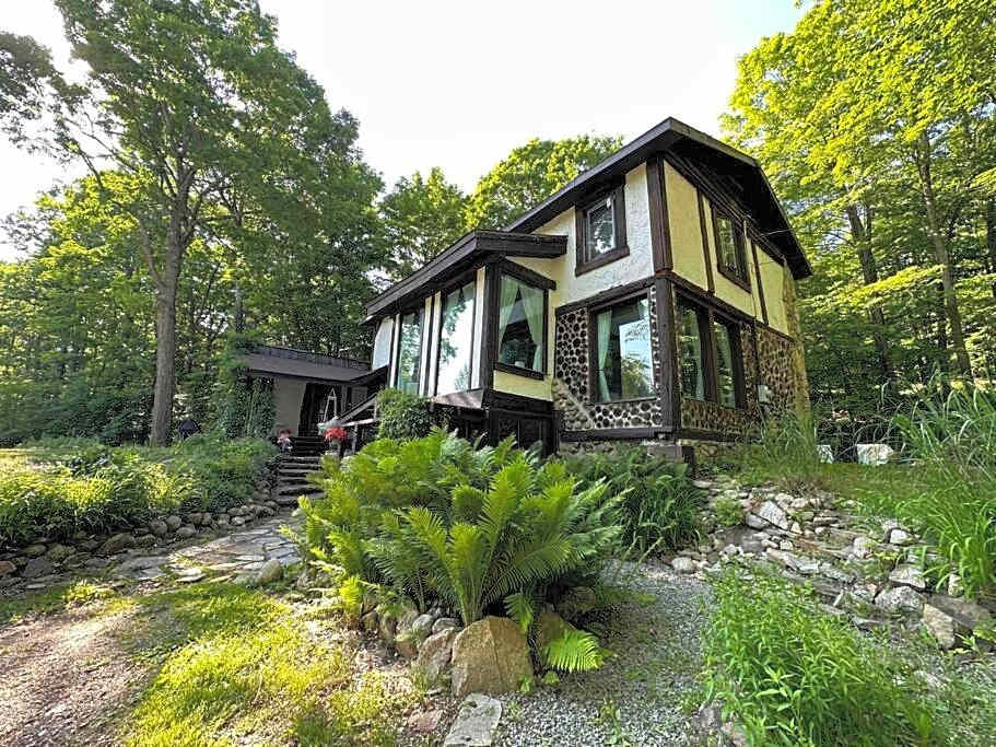 Nature Retreat w/ Sunroom Gazebo