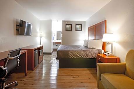 2 Queen Beds Non-Smoking Family Room Sofabed Microwave Mini-Refrigerator Work Desk Full Breakfast