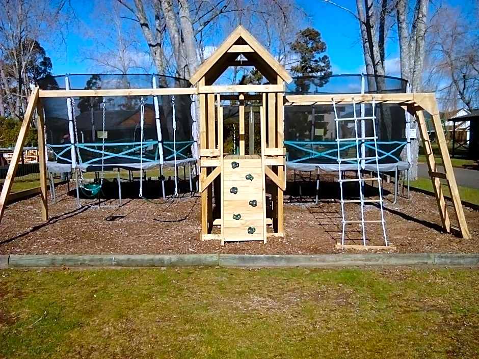 Cedarwood Lakeside Motel & Conference Venue