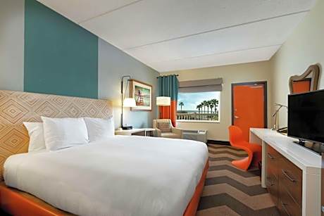 King Bed - Private Balcony W/ Full Beach View