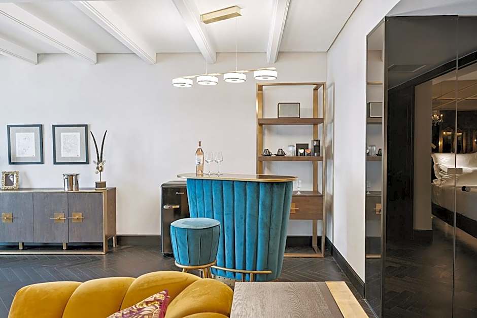 Skylark, Aluma Hotel & Resort