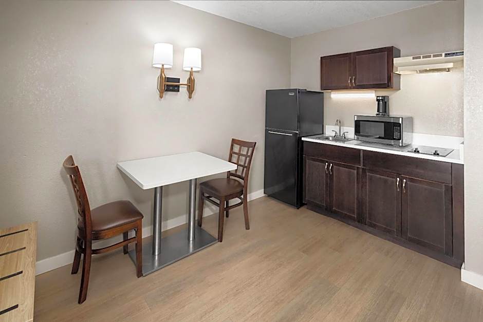 Super 8 by Wyndham Ellenton Bradenton Area