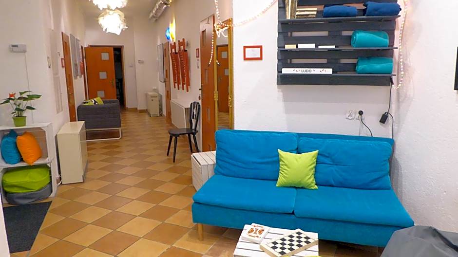 FlyFly Hostel