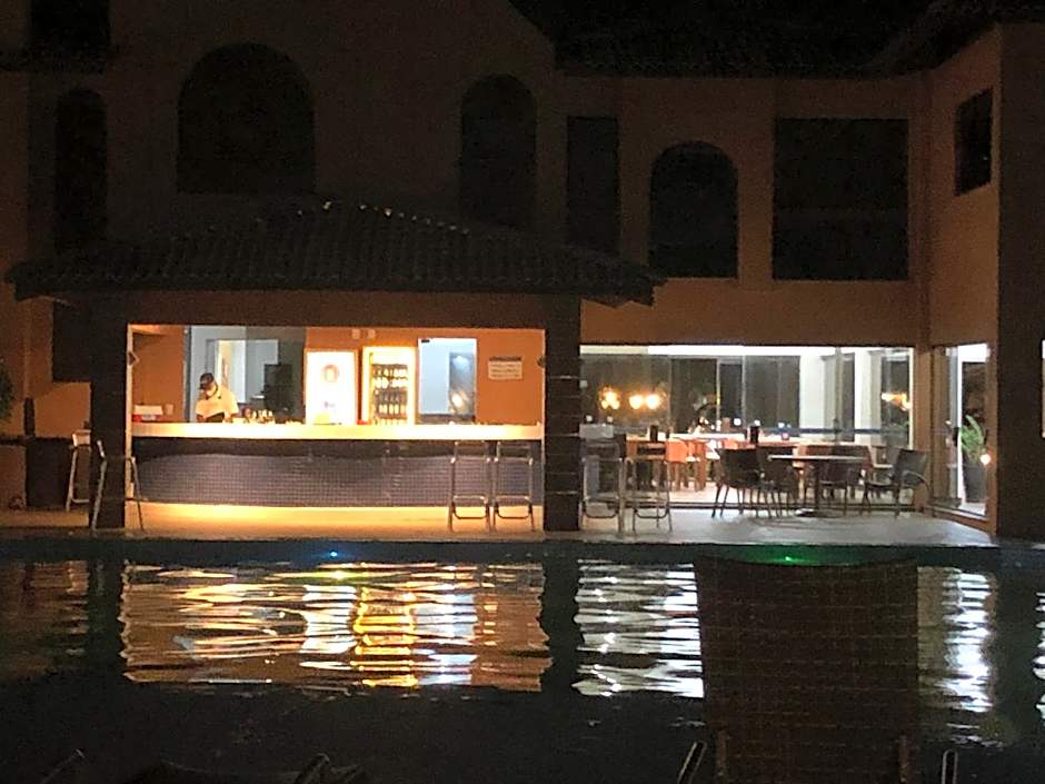 2 Suítes, Guarajuba, piscina frente mar