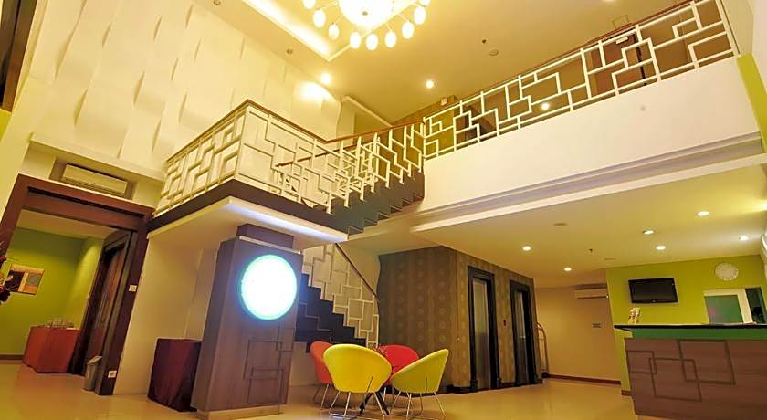 Pose In Hotel Solo