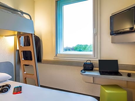 TRIPLE - Room with a large bed and a bunk bed