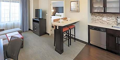 1 Bedroom 1 King Access Roll In Shower Non-smoking