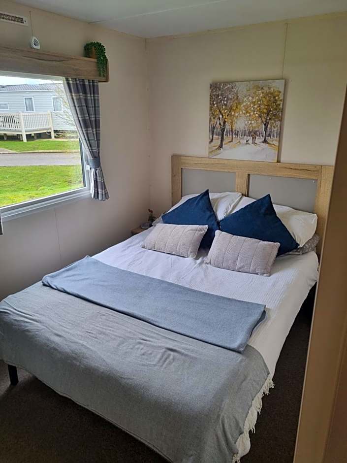 Luxury caravan and Tattershall lakes with private hot tub and WiFi