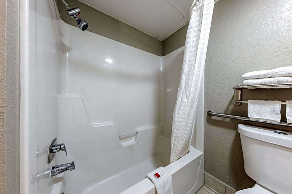 Super 8 by Wyndham Kansas City Airport North