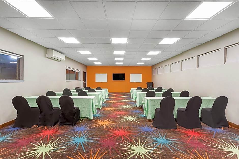 Days Inn by Wyndham Woodbury Long Island