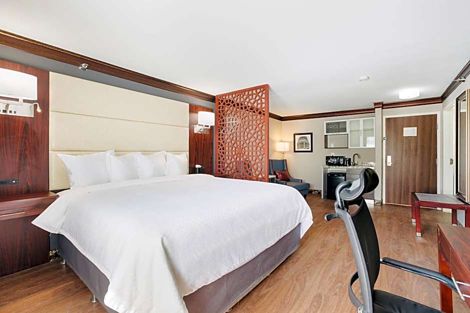 Photo 1 of 3 of 1 King Bed Suite, Whirlpool