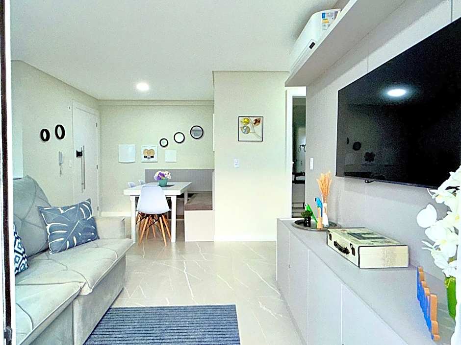 Passos da praia c/ piscina apto iluminado e novo