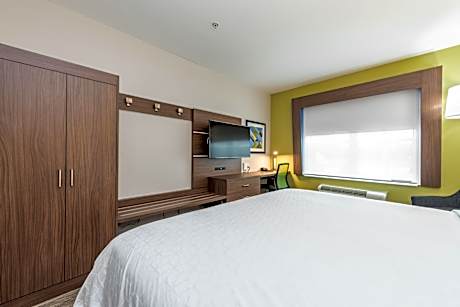 1 King Bed Standard Comm Accessible