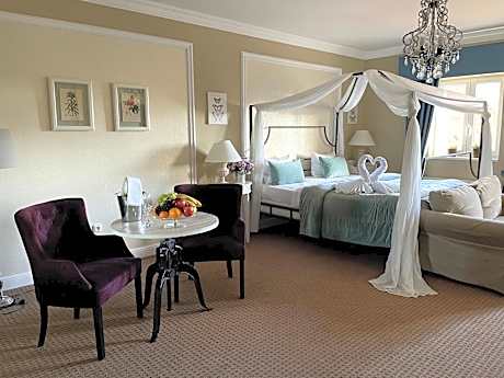 Deluxe Double Room with Bath
