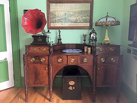 Gower Manor Historical Bed & Breakfast