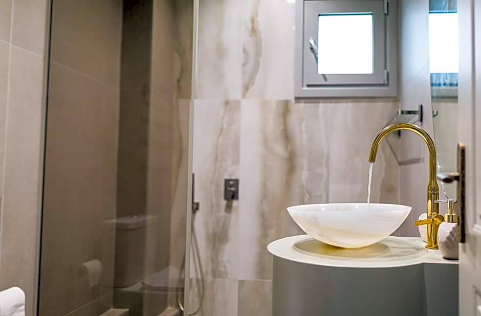 IO Luxury Pool & Hot Tub Suites