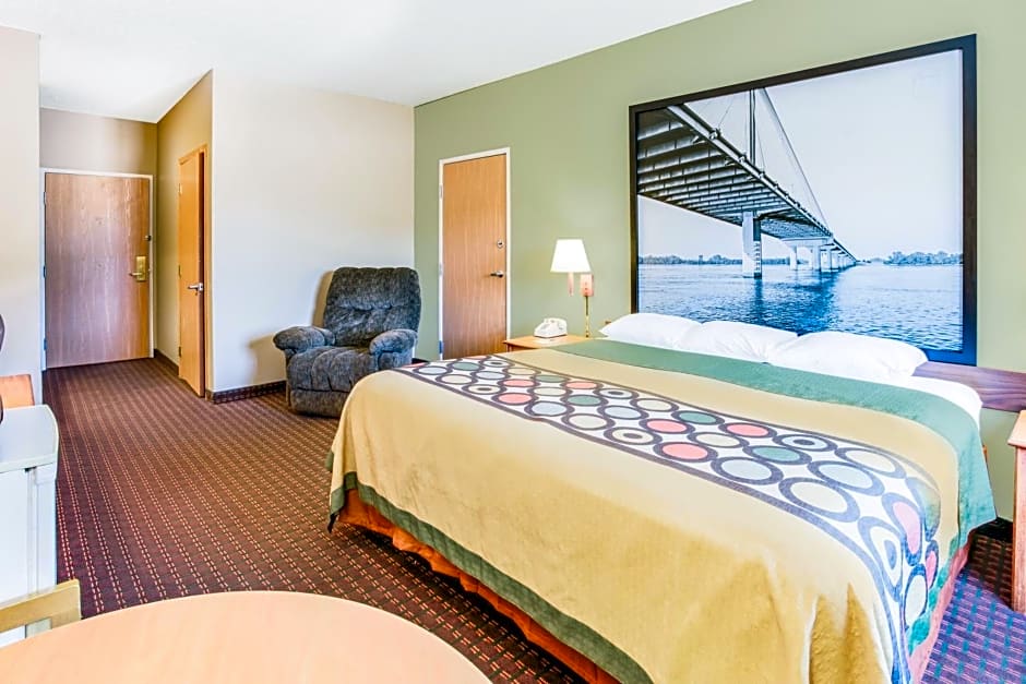Super 8 by Wyndham Le Claire/Quad Cities