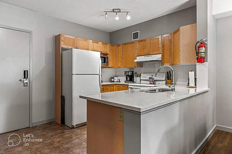 Rocky Mountain Getaway with Outdoor Heated Pool, 3 Hot Tubs, Gym, BBQ, Garage & 24 hour Reception near Banff