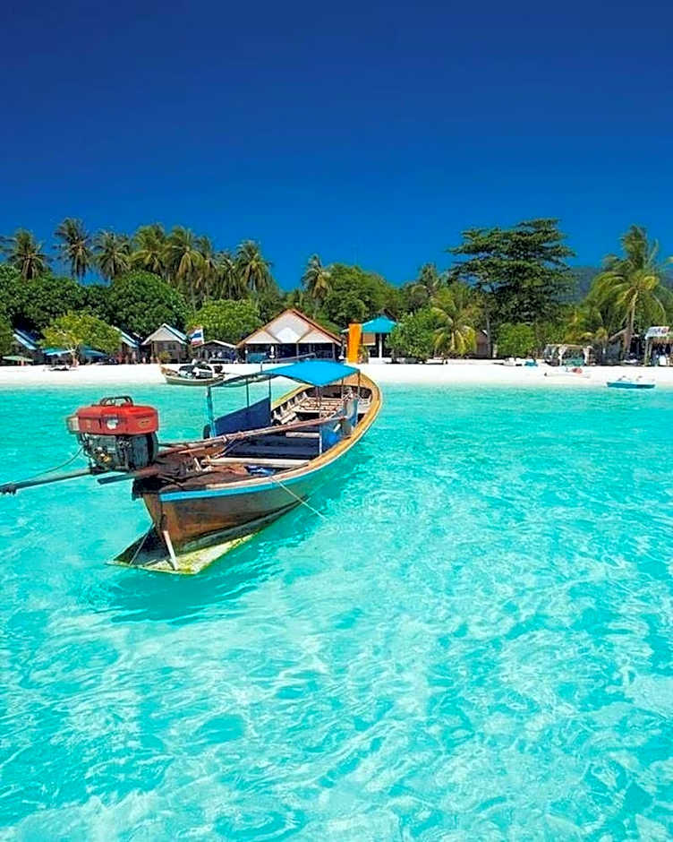 DAYA Beach, Lipe local