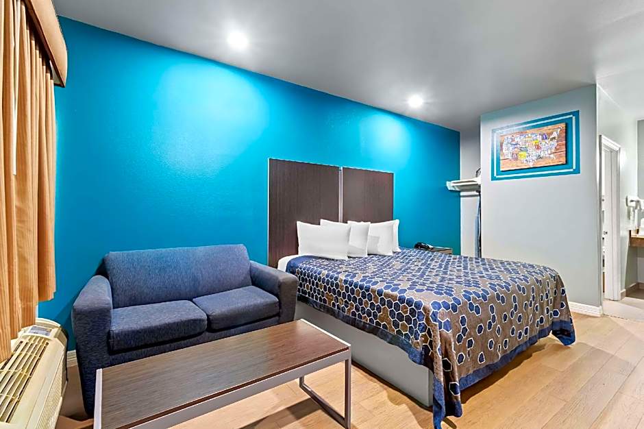 Econo Lodge Inn & Suites