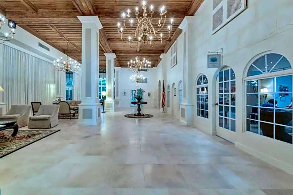 Palm Beach Paradise Walk to Beach Pool WiFi 86" TV WiFi