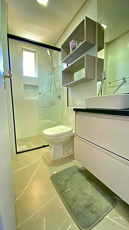 Passos da praia c/ piscina apto iluminado e novo