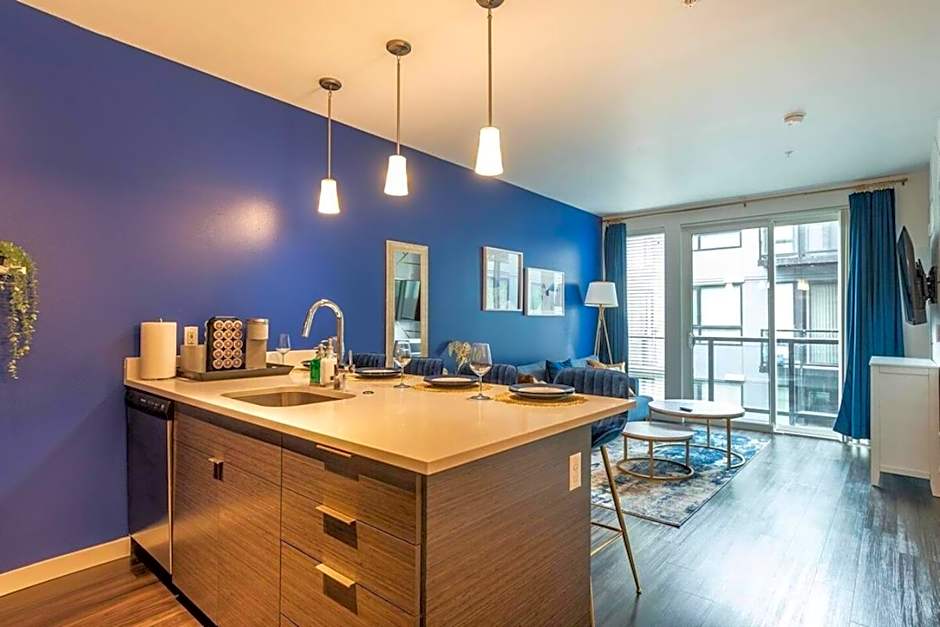 Paid Garage Parking- King Bed-balcony Wd 55" Tv