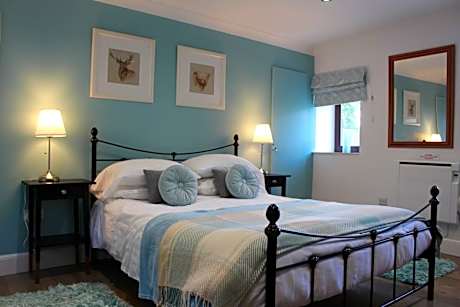 Cobbler's Cottage next to the station