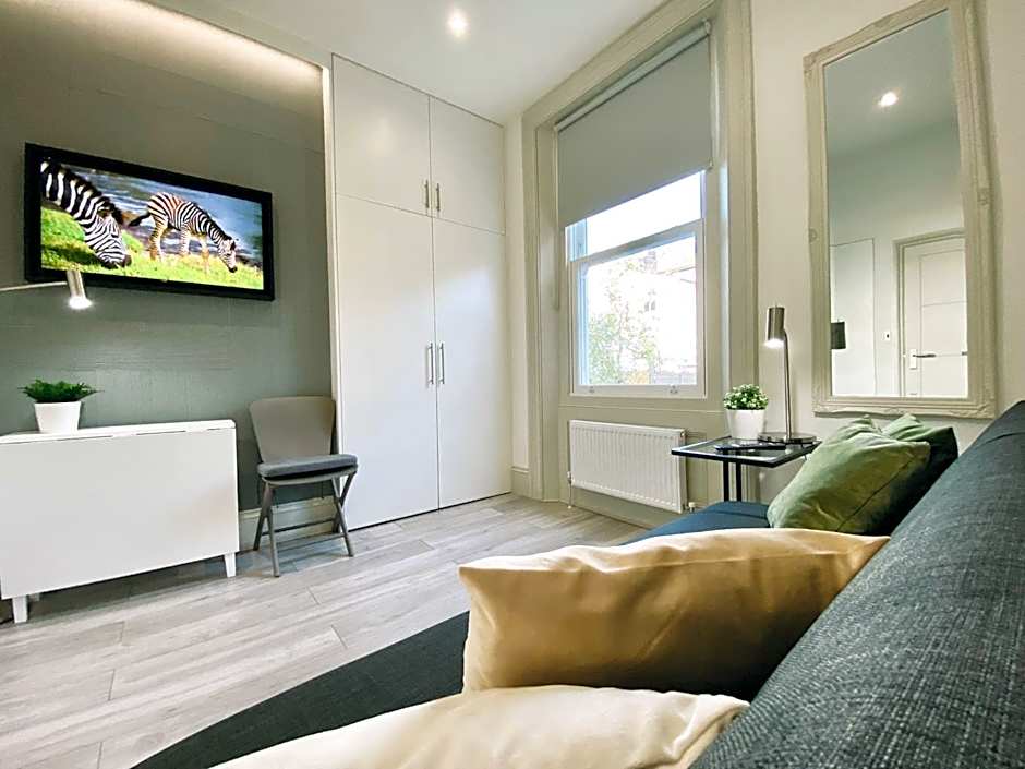 Apt 03 Beachside Beauty Central Studio Steps from Cafes