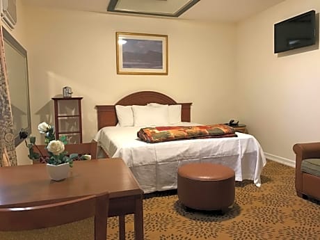 Deluxe Queen Room