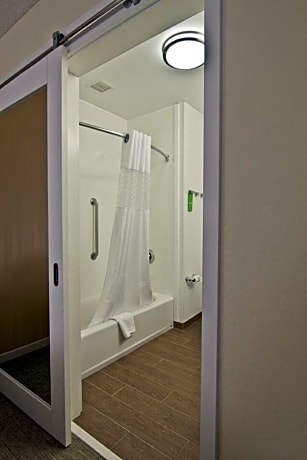 2 Queens Tub W/Fridge Nonsmoking