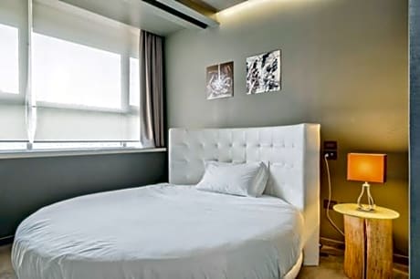 Junior Suite (1 Queen Bed)