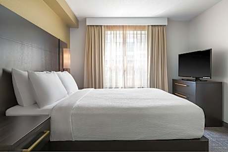 Newly Renovated King Studio with Sofa Bed - Hearing Accessible