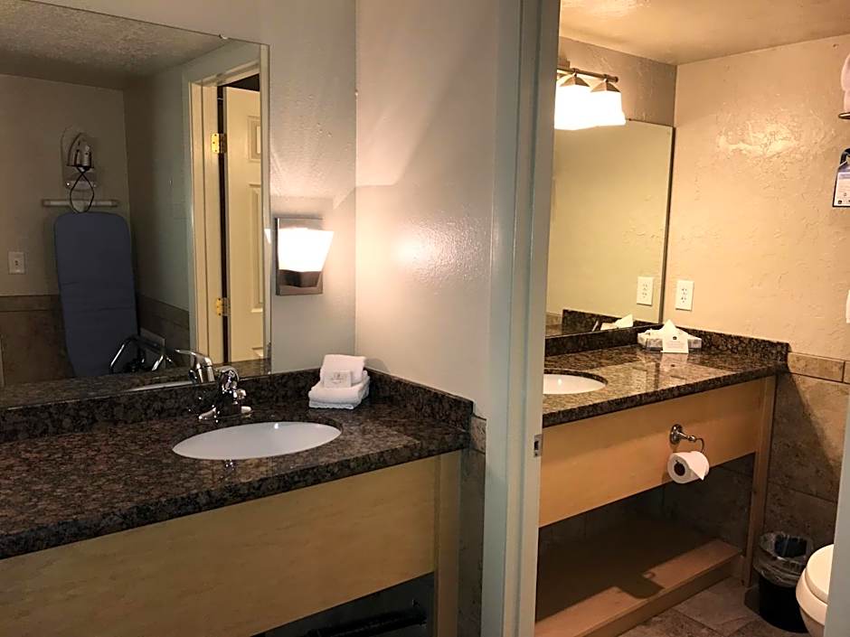 Dinosaur Inn & Suites