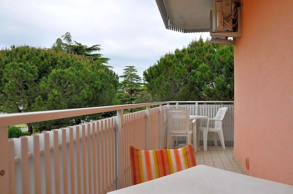 One-Bedroom Apartment with balcony and ac
