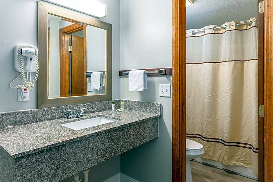 Captains Quarters Motel & Conference Center