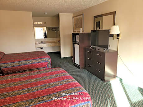 Queen Room with Two Queen Beds - Smoking