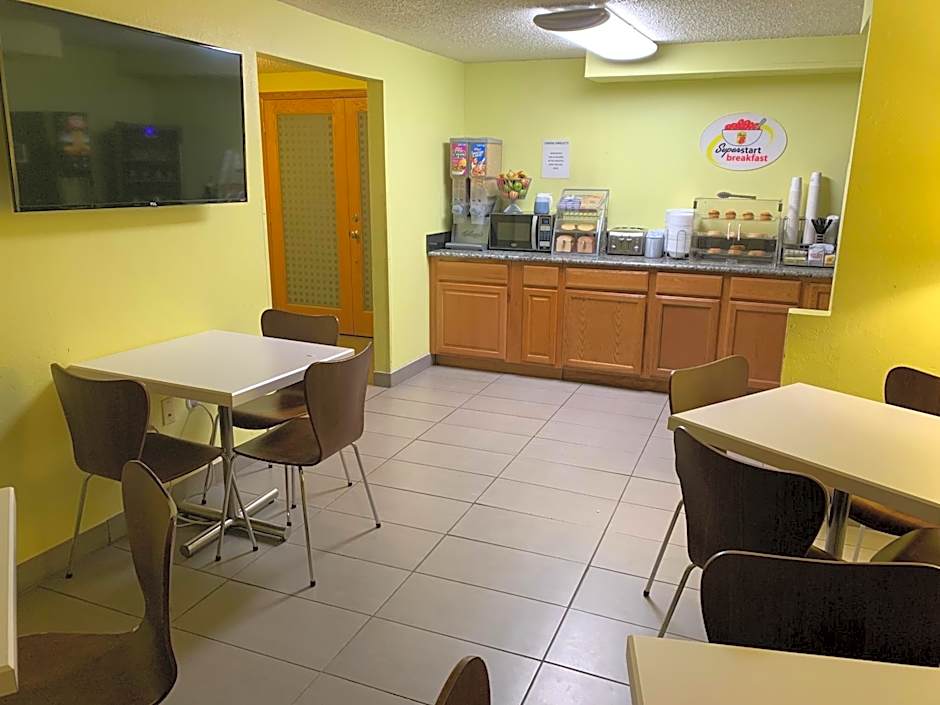 Super 8 by Wyndham Pueblo