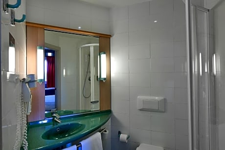 Two Adjacent Double Rooms (non connecting)