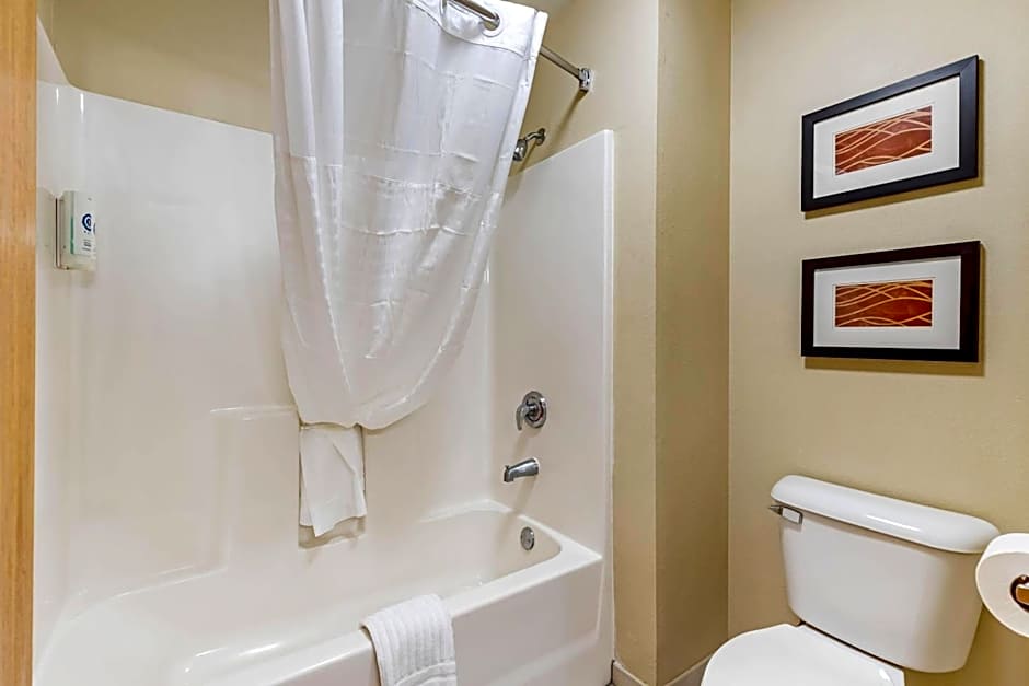 Comfort Inn & Suites East Moline near I-80