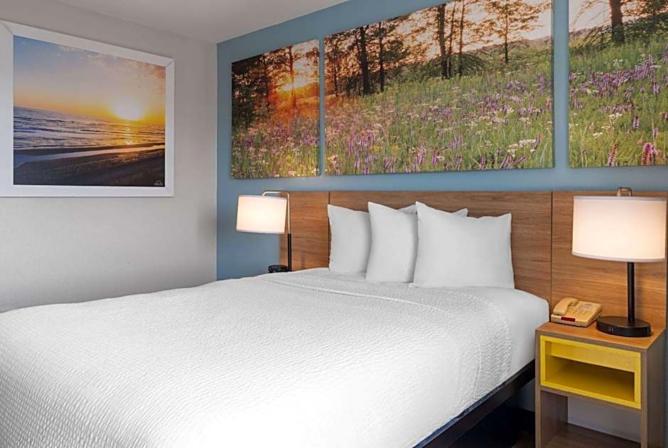 Days Inn by Wyndham Neenah