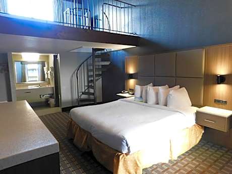 1 King Bed and 1 Queen Bed, Loft Suite, Non-Smoking