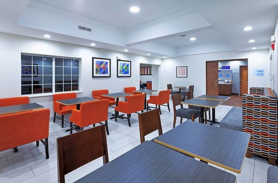 Holiday Inn Express Hotel and Suites Jenks By IHG