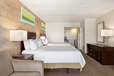 Queen Suite with Two Queen Beds and City View - Communications Accessible
