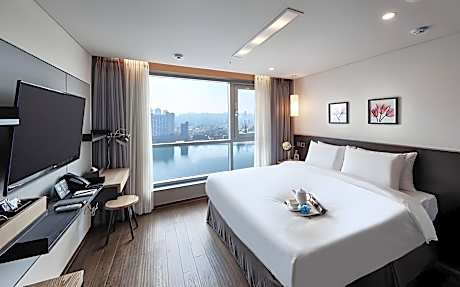 superior → room up randomly assigned,13:00 late check-out,non smoking