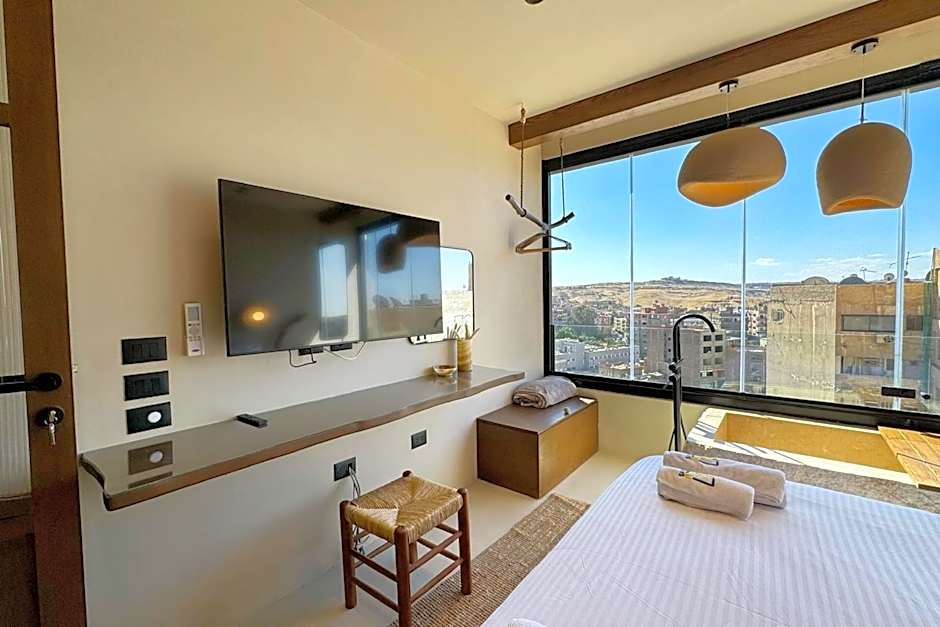 The 2 BDR Pyramids Vista w Bathtub