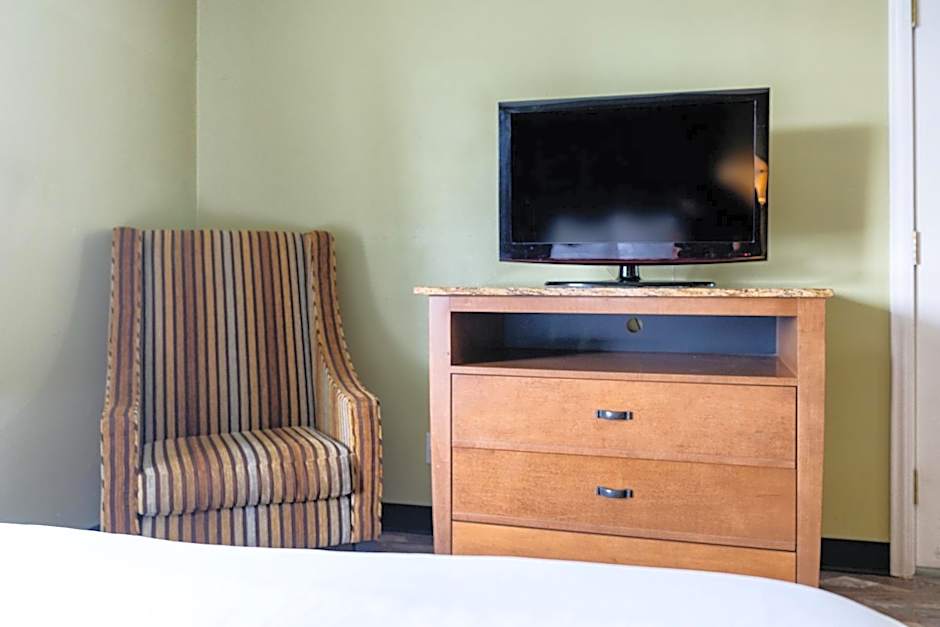 The Buena Park Hotel & Suites